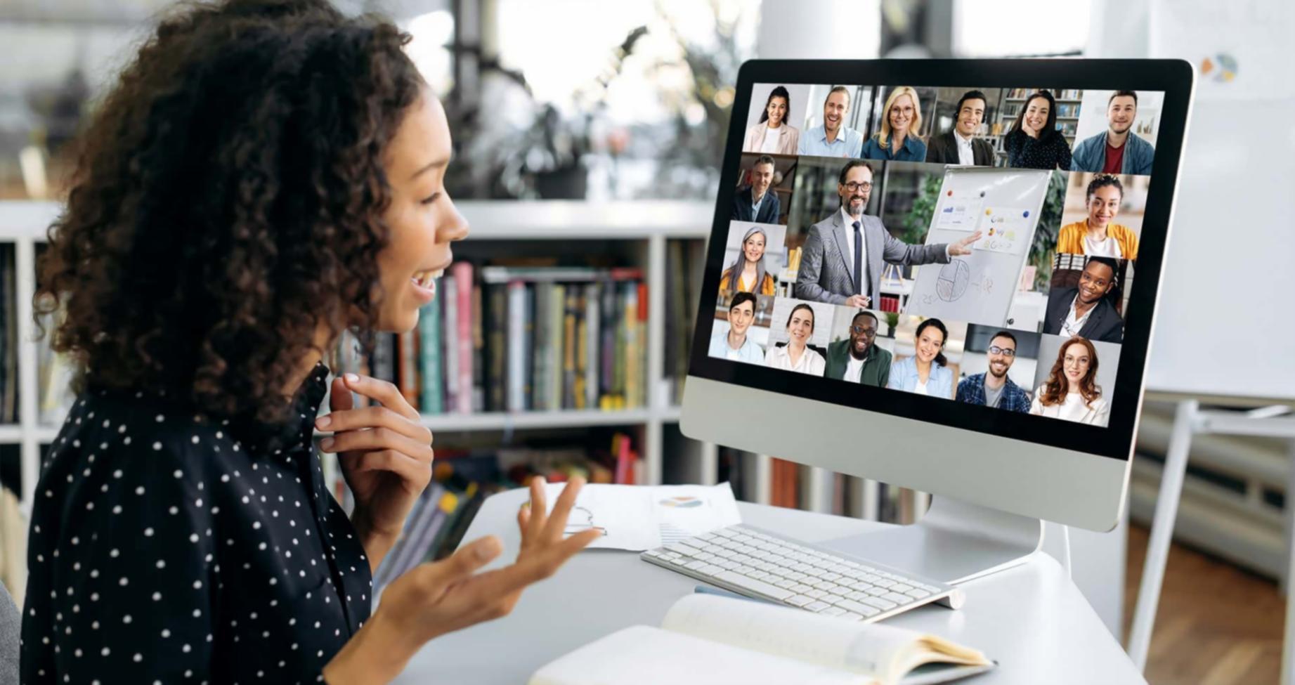 Espacio de trabajo con análisis de datos SEO y documentación de estrategias